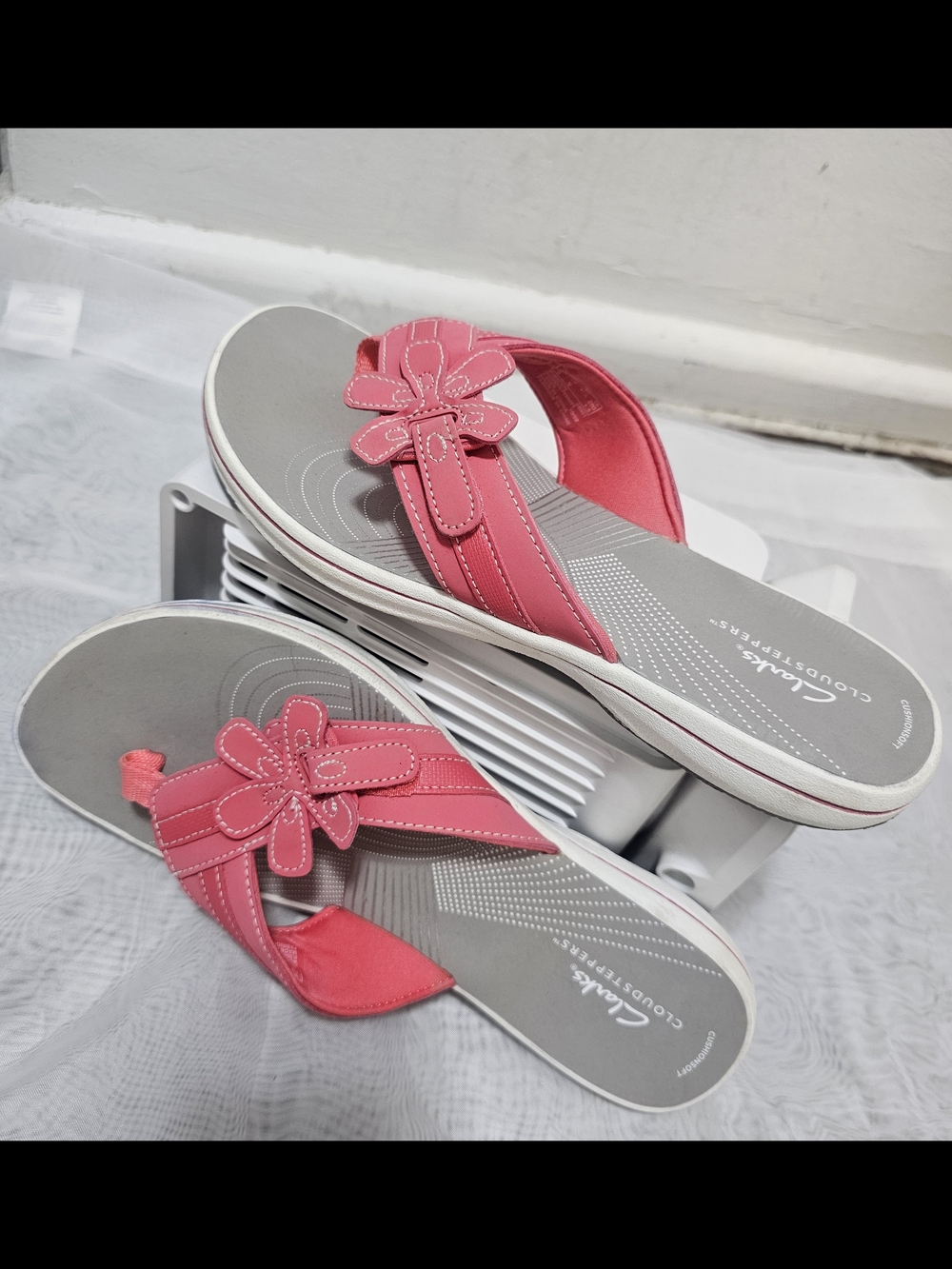 Clarks Women's Pink Gray Floral Thong Sandals Slip On Leather Cushioned Size 10 - Picture 12 of 16